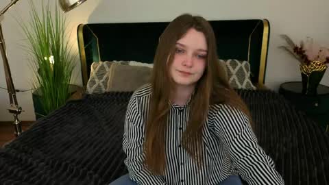 Snapshot of magicpeachhs chatting on 03/31/26, 06:36 Emily online show from 03/31/26, 06:36