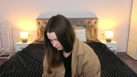 Snapshot of magicpeachhs chatting on 04/06/26, 05:41 Emily online show from 04/06/26, 05:41