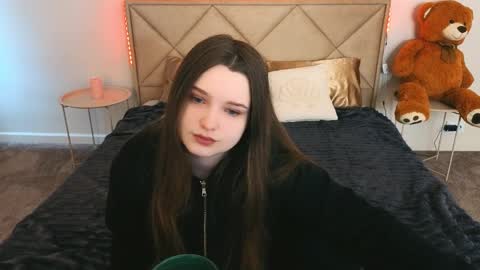 Snapshot of magicpeachhs chatting on 04/08/26, 06:13 Emily online show from 04/08/26, 06:13