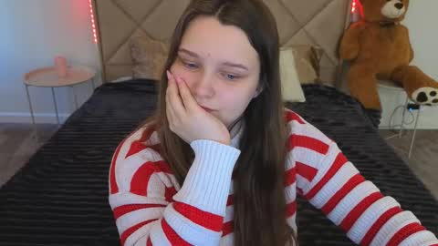 Snapshot of magicpeachhs chatting on 04/13/26, 05:35 Emily online show from 04/13/26, 05:35