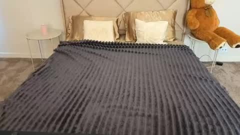 Snapshot of magicpeachhs chatting on 04/18/26, 05:22 Emily online show from 04/18/26, 05:22