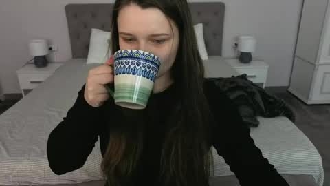 Snapshot of magicpeachhs chatting on 04/20/26, 05:43 Emily online show from 04/20/26, 05:43