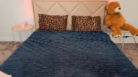 Snapshot of magicpeachhs chatting on 04/28/26, 06:07 Emily online show from 04/28/26, 06:07