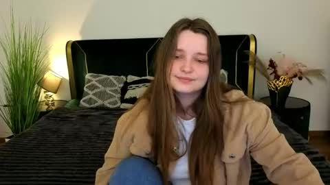 Snapshot of magicpeachhs chatting on 05/11/26, 06:08 Emily online show from 05/11/26, 06:08