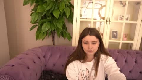 Snapshot of magicpeachhs chatting on 05/19/26, 12:22 Emily online show from 05/19/26, 12:22