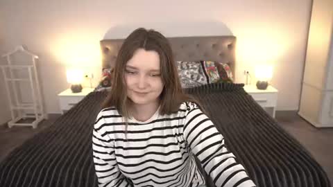 Snapshot of magicpeachhs chatting on 06/17/26, 12:40 Emily online show from 06/17/26, 12:40
