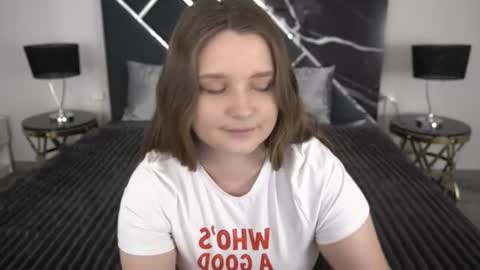 Snapshot of magicpeachhs chatting on 07/07/26, 06:47 Emily online show from 07/07/26, 06:47