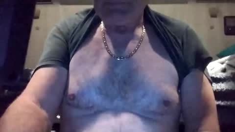 Snapshot of magnit4723 chatting on 11/22/25, 02:32 magnit4723 online show from 11/22/25, 02:32
