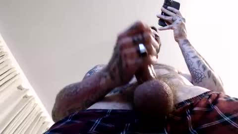 Snapshot of magnusohm chatting on 10/16/25, 02:01 magnusohm online show from 10/16/25, 02:01