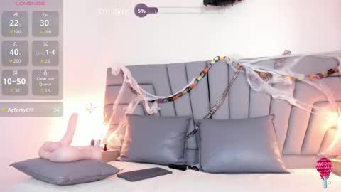 maia_520 online show from 10/15/25, 07:36