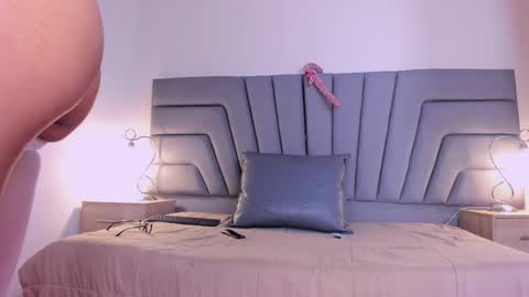 maia_520 online show from 12/17/25, 06:47