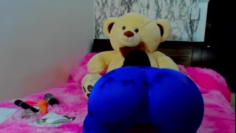 Snapshot of maia_bronce chatting on 04/28/26, 11:43 Maia Bronce online show from 04/28/26, 11:43