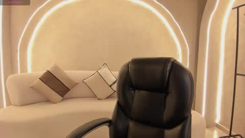  Maia  online show from 11/17/25, 12:33