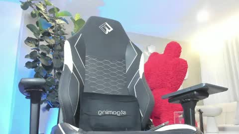 Snapshot of maicolruggeri chatting on 04/12/26, 11:43 MAICOL online show from 04/12/26, 11:43