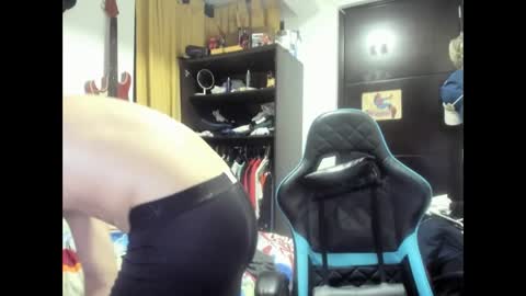 Snapshot of maikibrrr chatting on 10/16/25, 07:42 Mike4k online show from 10/16/25, 07:42