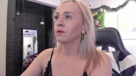 Snapshot of mailyn_jung_ chatting on 01/04/25, 11:11 Carolina Barrantes Munera online show from 01/04/25, 11:11