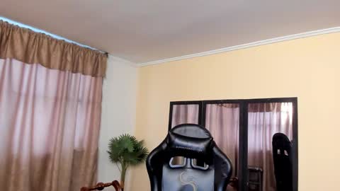 Snapshot of mailyn_jung_ chatting on 12/02/25, 11:26 Carolina Barrantes Munera online show from 12/02/25, 11:26