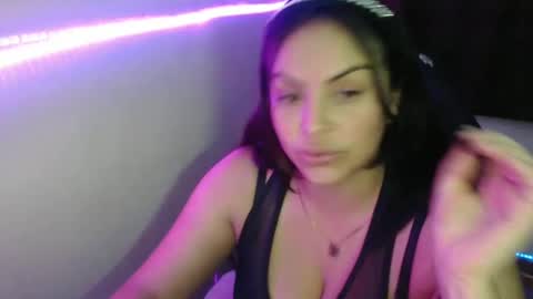 Hello friends Im on another account    online show from 03/03/25, 01:31