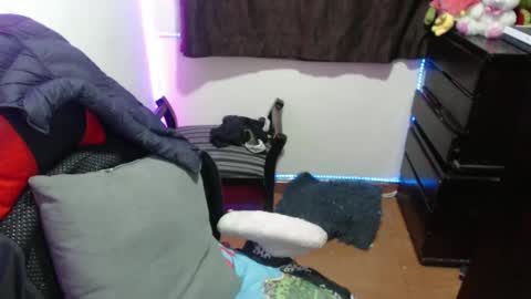 Hello friends Im on another account    online show from 03/07/25, 05:18