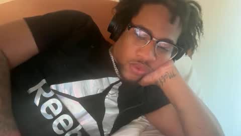 Snapshot of makemenutinmywifewhilewefuck chatting on 04/25/26, 05:10 makemenutinmywifewhilewefuck online show from 04/25/26, 05:10