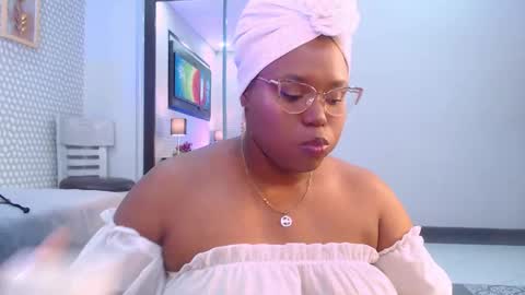 Snapshot of makena_gh chatting on 02/12/25, 03:07 makena online show from 02/12/25, 03:07