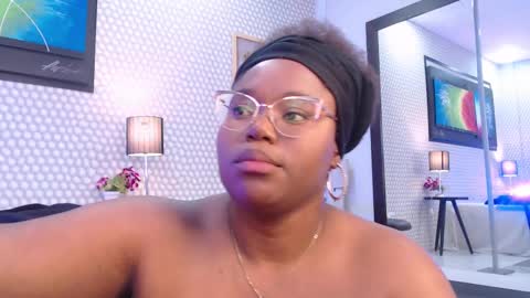 Snapshot of makena_gh chatting on 02/18/25, 09:54 makena online show from 02/18/25, 09:54