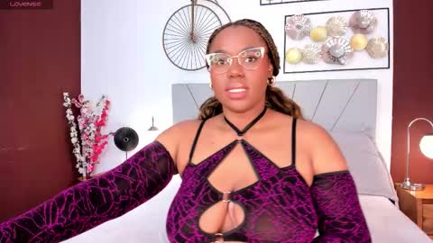 Snapshot of makena_gh chatting on 11/26/25, 04:24 makena online show from 11/26/25, 04:24