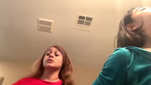 Snapshot of makeouthilldani chatting on 12/31/24, 12:00 hokulani online show from 12/31/24, 12:00