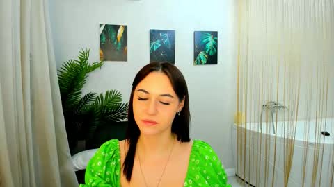 Snapshot of makeyouehappy chatting on 12/01/25, 12:21 makeyouehappy online show from 12/01/25, 12:21