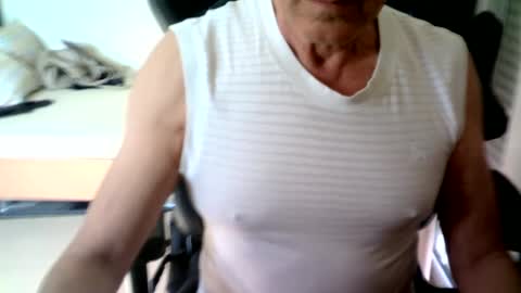 Snapshot of makis8989 chatting on 02/18/25, 10:16 makis8989 online show from 02/18/25, 10:16