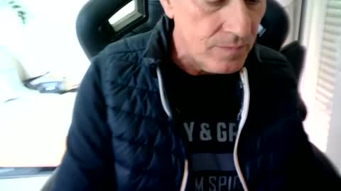 Snapshot of makis8989 chatting on 03/05/25, 10:33 makis8989 online show from 03/05/25, 10:33