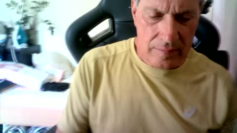 Snapshot of makis8989 chatting on 09/18/25, 08:16 makis8989 online show from 09/18/25, 08:16