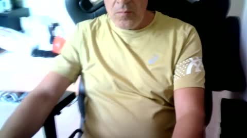 Snapshot of makis8989 chatting on 09/20/25, 11:33 makis8989 online show from 09/20/25, 11:33