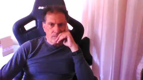 Snapshot of makis8989 chatting on 04/22/26, 12:28 makis8989 online show from 04/22/26, 12:28