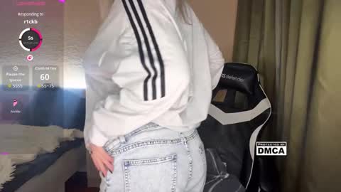 Snapshot of maksisisia chatting on 11/18/25, 05:39 maksisisia online show from 11/18/25, 05:39