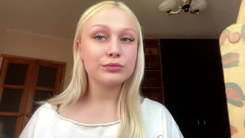 Snapshot of malisaskovira chatting on 05/18/26, 02:34 Mel online show from 05/18/26, 02:34