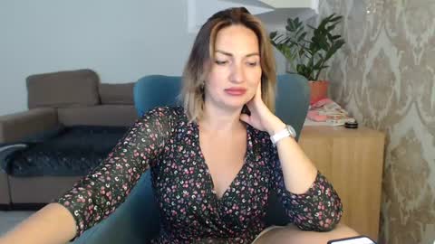 Snapshot of mallinia chatting on 10/13/25, 09:42 mallinia online show from 10/13/25, 09:42