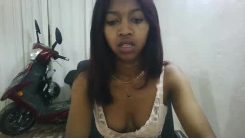 Snapshot of malluna4 chatting on 04/25/26, 04:59 Malluna online show from 04/25/26, 04:59