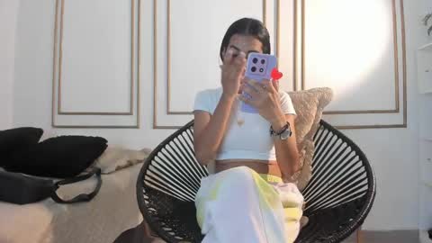 Snapshot of malory_ferrer chatting on 05/02/26, 12:10 Lory online show from 05/02/26, 12:10