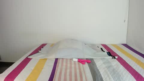 Snapshot of malucam_06 chatting on 11/01/25, 12:12 instagram nueela online show from 11/01/25, 12:12