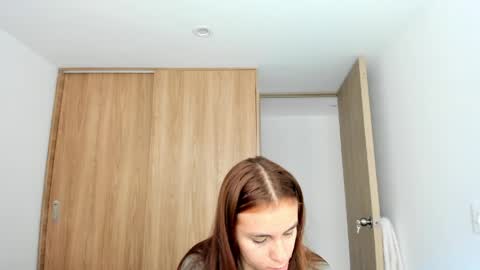 instagram  nueela   online show from 05/22/26, 06:02