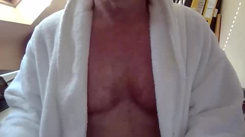 Snapshot of manbitcher chatting on 03/19/26, 08:18 manbitcher online show from 03/19/26, 08:18