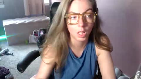 Snapshot of mandybabyxxx chatting on 04/01/26, 09:01 MandyBabyXXX online show from 04/01/26, 09:01