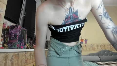 Snapshot of mandyshine chatting on 05/19/26, 04:35 Mandy online show from 05/19/26, 04:35