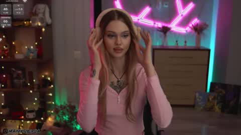 Snapshot of manifreyja chatting on 11/21/25, 01:59 Amelie online show from 11/21/25, 01:59