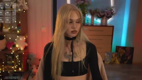 Snapshot of manifreyja chatting on 04/24/26, 08:11 Amelie online show from 04/24/26, 08:11