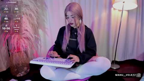 Snapshot of manu_nyx chatting on 03/31/26, 07:09 manu velezz Help me to get to 100 thumbs ups Tip 25tks Rate me online show from 03/31/26, 07:09