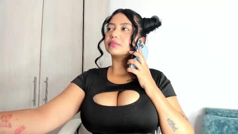 Snapshot of manuela_anderson chatting on 11/18/25, 02:21 MANUELA online show from 11/18/25, 02:21