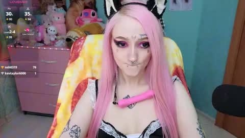 Manuela online show from 12/14/25, 08:02