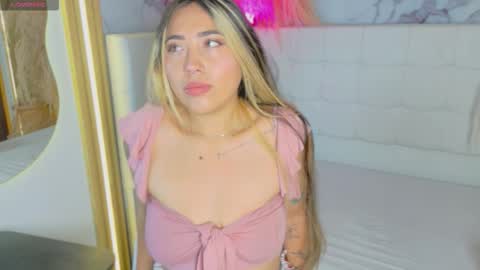 Snapshot of manuelaveelez chatting on 12/21/25, 08:05 Manuela online show from 12/21/25, 08:05